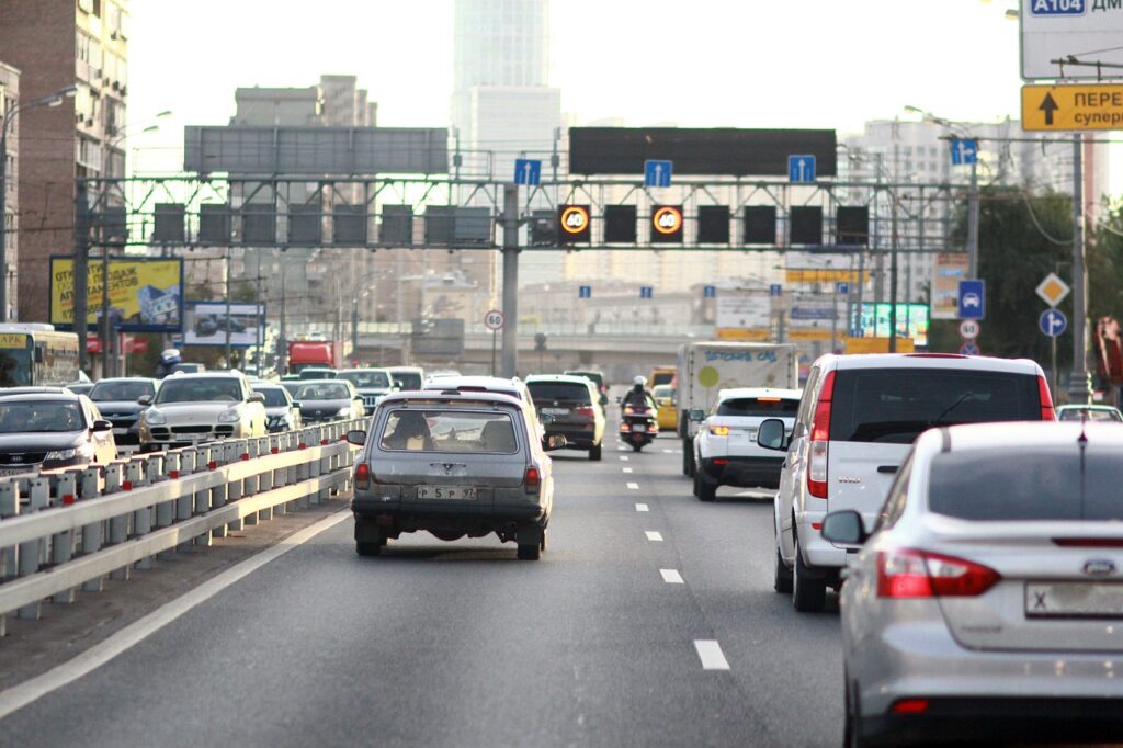 交通量の多い大きな道路