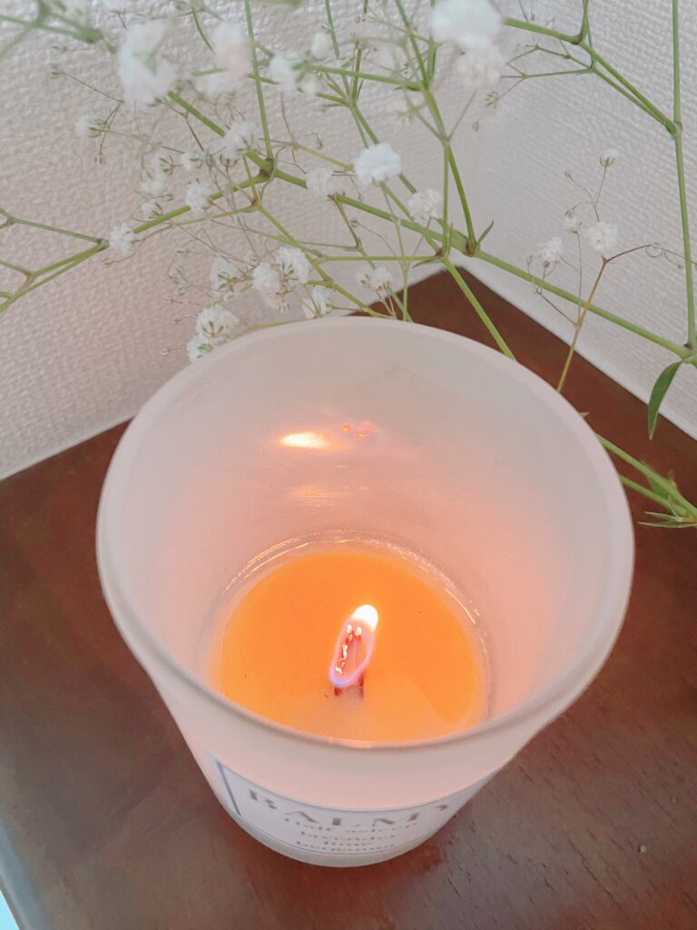 火を灯したBALMYキャンドルの写真