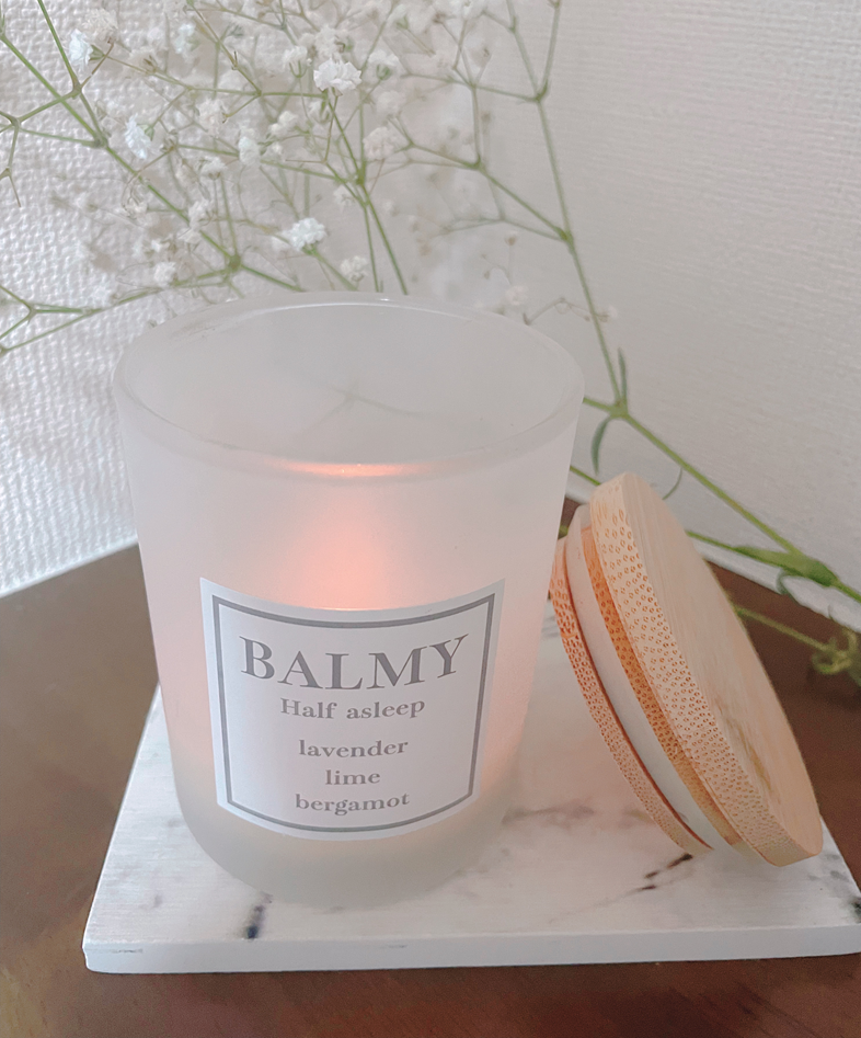火を灯したBALMYのキャンドルの写真